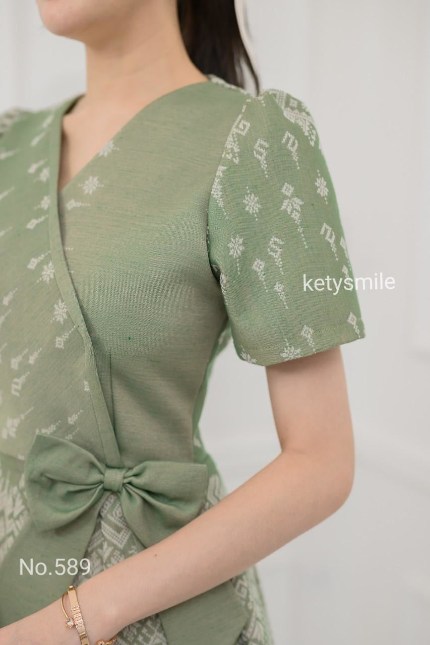 ชุดเดรสผ้าทอลายแต่งโบว์เอว กระโปรงบาน 8 ชิ้น อัดกาวทั้งชุด ทุกชิ้น ซิปซ่อนด้านหลัง สีเขียว