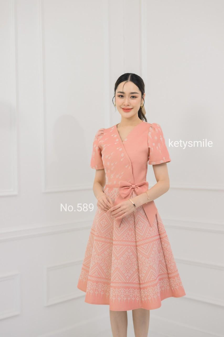 ชุดเดรสผ้าทอลายแต่งโบว์เอว กระโปรงบาน 8 ชิ้น อัดกาวทั้งชุด ทุกชิ้น ซิปซ่อนด้านหลัง สีโอรส