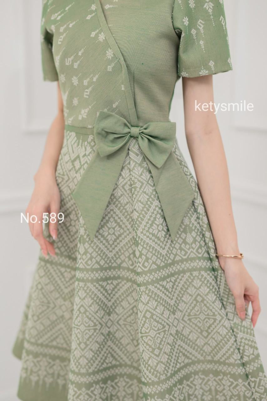 ชุดเดรสผ้าทอลายแต่งโบว์เอว กระโปรงบาน 8 ชิ้น อัดกาวทั้งชุด ทุกชิ้น ซิปซ่อนด้านหลัง สีเขียว