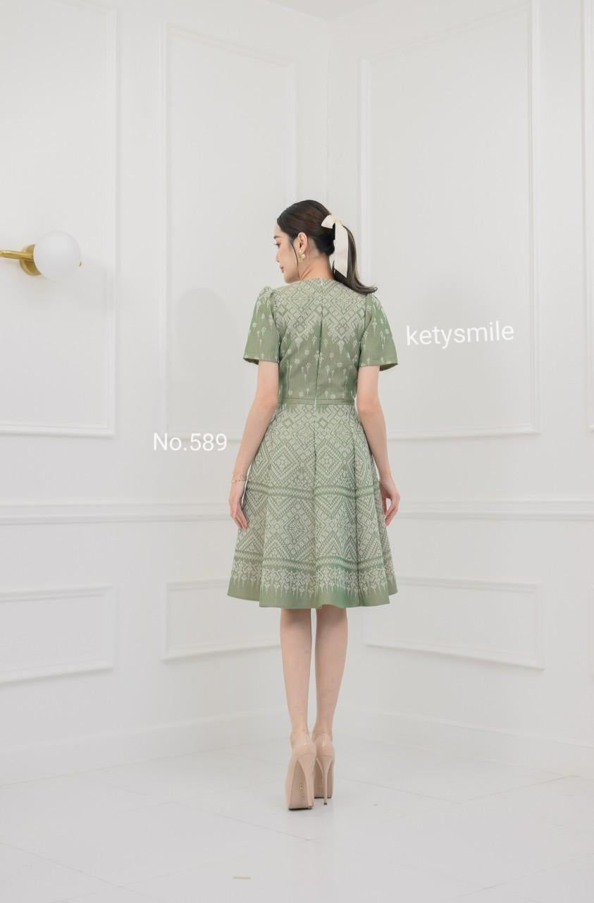 ชุดเดรสผ้าทอลายแต่งโบว์เอว กระโปรงบาน 8 ชิ้น อัดกาวทั้งชุด ทุกชิ้น ซิปซ่อนด้านหลัง สีเขียว