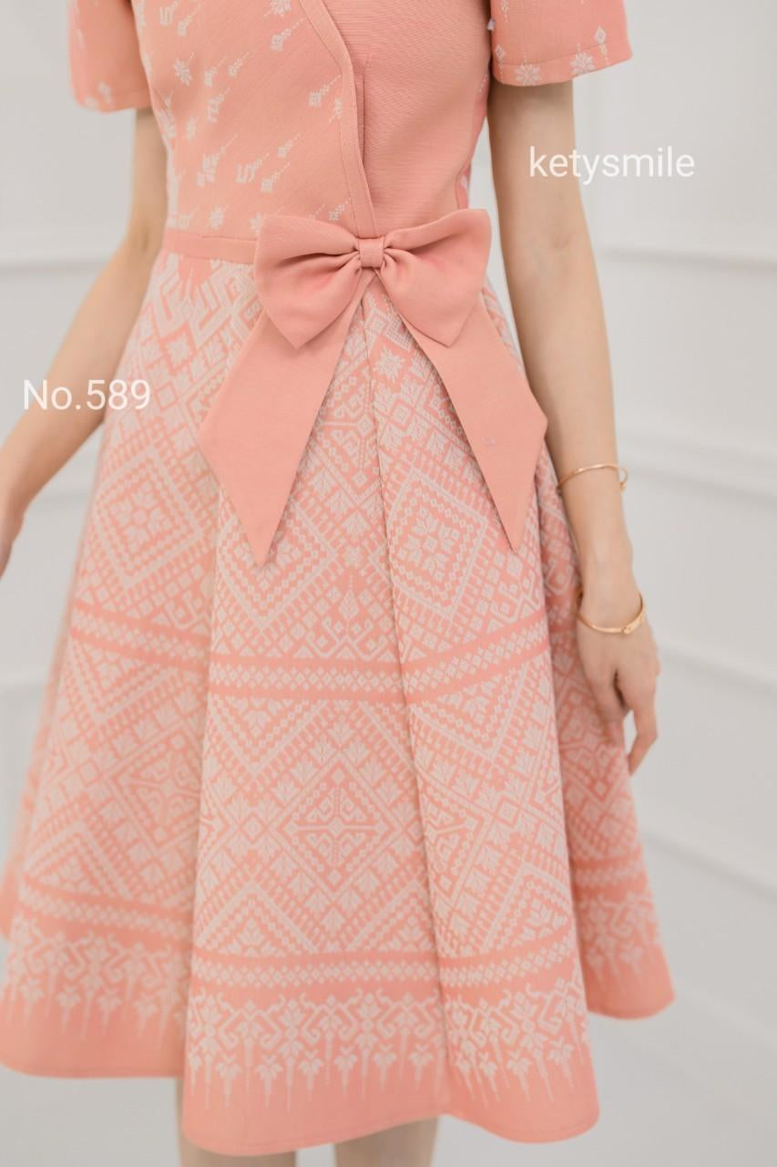 ชุดเดรสผ้าทอลายแต่งโบว์เอว กระโปรงบาน 8 ชิ้น อัดกาวทั้งชุด ทุกชิ้น ซิปซ่อนด้านหลัง สีโอรส