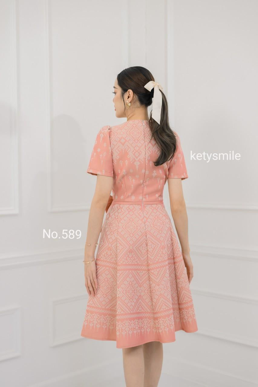 ชุดเดรสผ้าทอลายแต่งโบว์เอว กระโปรงบาน 8 ชิ้น อัดกาวทั้งชุด ทุกชิ้น ซิปซ่อนด้านหลัง สีโอรส