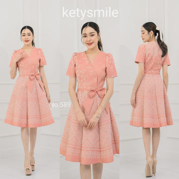 ชุดเดรสผ้าทอลายแต่งโบว์เอว กระโปรงบาน 8 ชิ้น อัดกาวทั้งชุด ทุกชิ้น ซิปซ่อนด้านหลัง สีโอรส