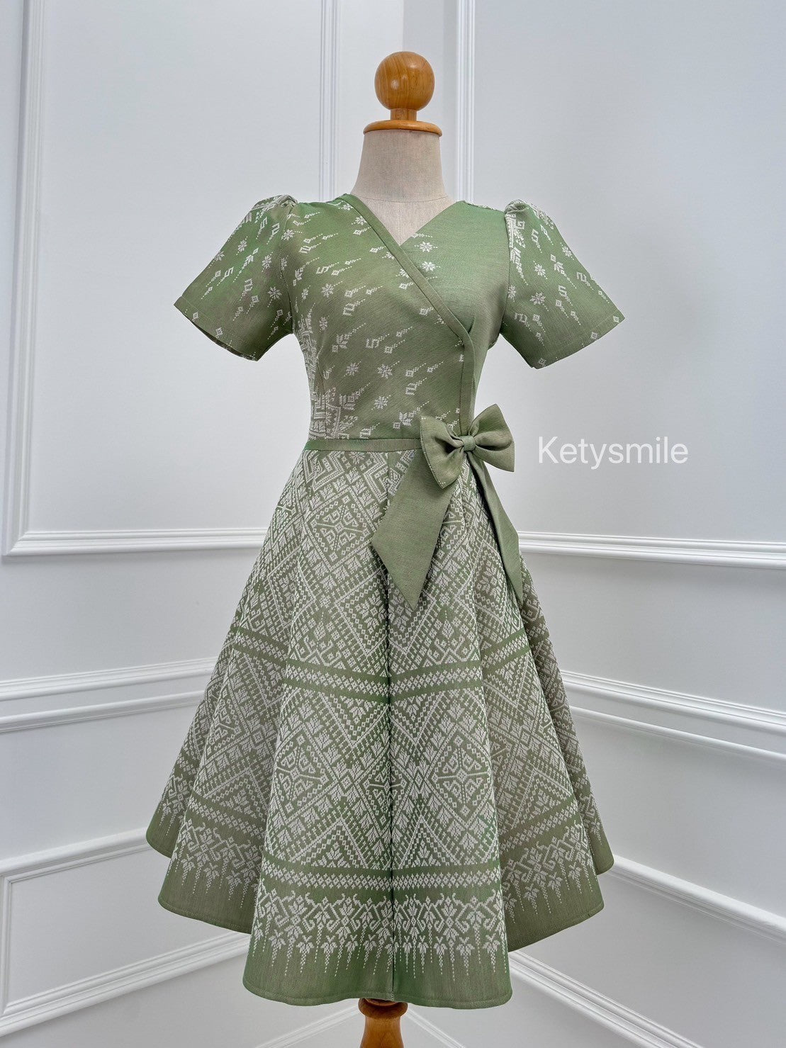 ชุดเดรสผ้าทอลายแต่งโบว์เอว กระโปรงบาน 8 ชิ้น อัดกาวทั้งชุด ทุกชิ้น ซิปซ่อนด้านหลัง สีเขียว