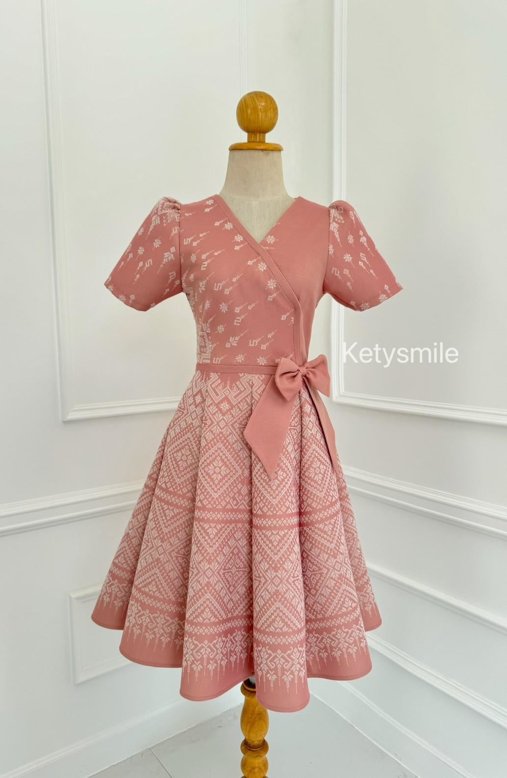 ชุดเดรสผ้าทอลายแต่งโบว์เอว กระโปรงบาน 8 ชิ้น อัดกาวทั้งชุด ทุกชิ้น ซิปซ่อนด้านหลัง สีโอรส