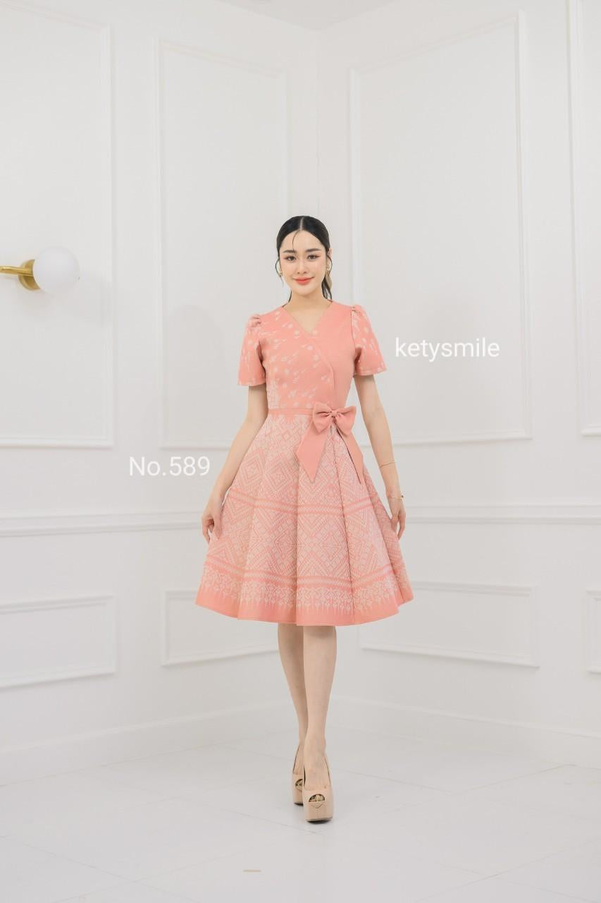 ชุดเดรสผ้าทอลายแต่งโบว์เอว กระโปรงบาน 8 ชิ้น อัดกาวทั้งชุด ทุกชิ้น ซิปซ่อนด้านหลัง สีโอรส