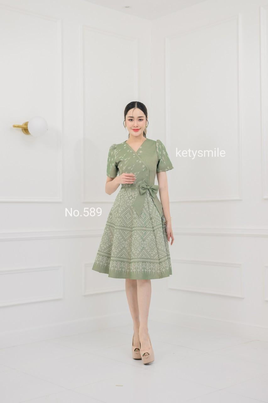 ชุดเดรสผ้าทอลายแต่งโบว์เอว กระโปรงบาน 8 ชิ้น อัดกาวทั้งชุด ทุกชิ้น ซิปซ่อนด้านหลัง สีเขียว