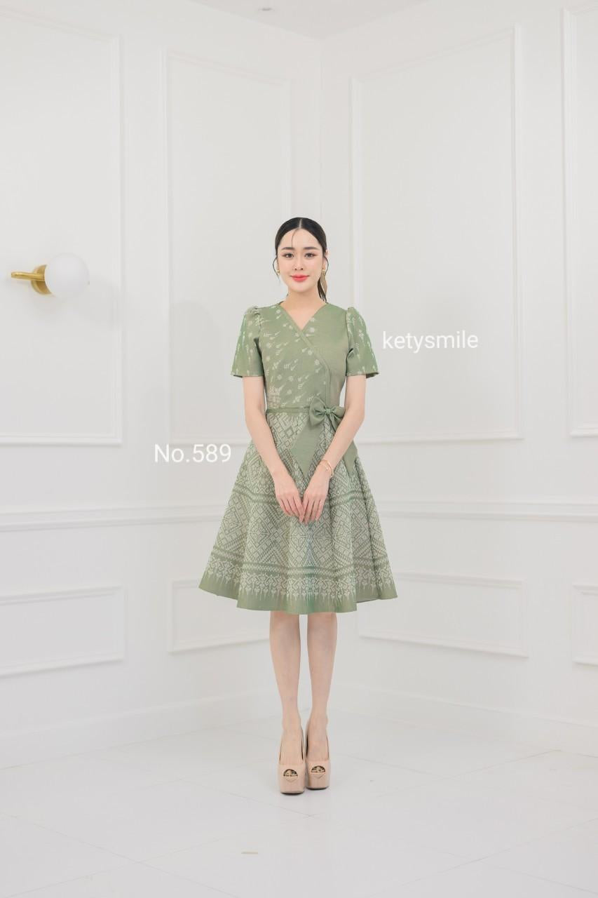 ชุดเดรสผ้าทอลายแต่งโบว์เอว กระโปรงบาน 8 ชิ้น อัดกาวทั้งชุด ทุกชิ้น ซิปซ่อนด้านหลัง สีเขียว