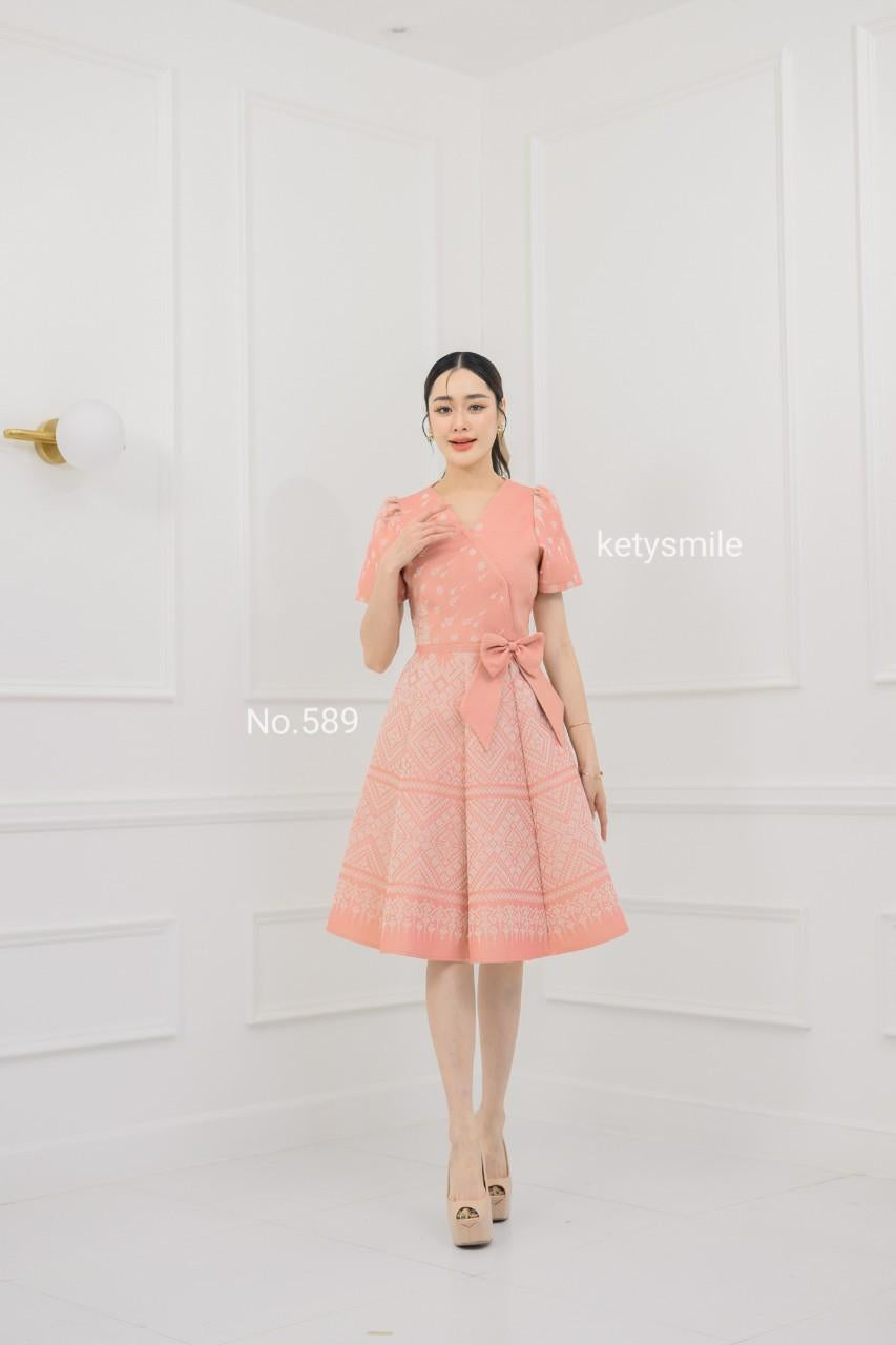 ชุดเดรสผ้าทอลายแต่งโบว์เอว กระโปรงบาน 8 ชิ้น อัดกาวทั้งชุด ทุกชิ้น ซิปซ่อนด้านหลัง สีโอรส