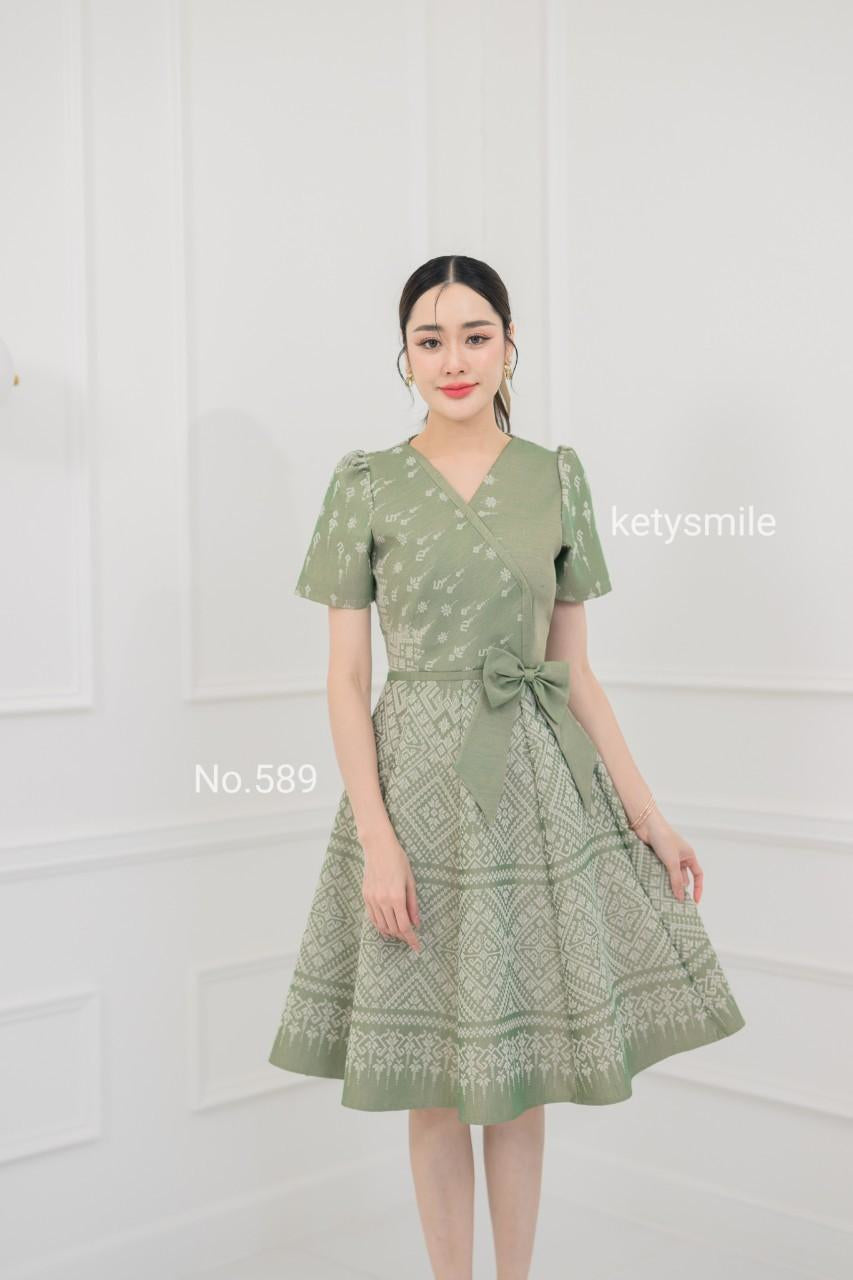 ชุดเดรสผ้าทอลายแต่งโบว์เอว กระโปรงบาน 8 ชิ้น อัดกาวทั้งชุด ทุกชิ้น ซิปซ่อนด้านหลัง สีเขียว