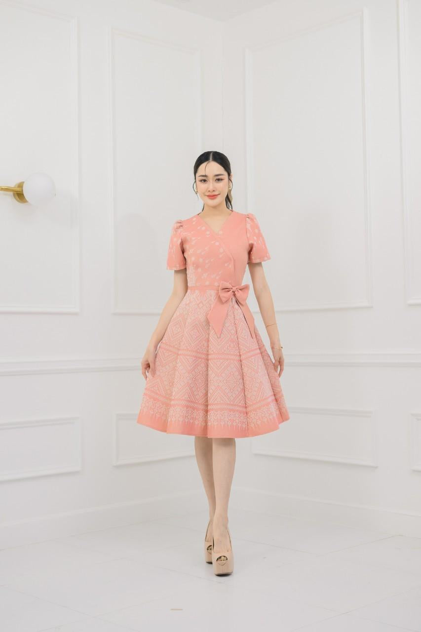 ชุดเดรสผ้าทอลายแต่งโบว์เอว กระโปรงบาน 8 ชิ้น อัดกาวทั้งชุด ทุกชิ้น ซิปซ่อนด้านหลัง สีโอรส