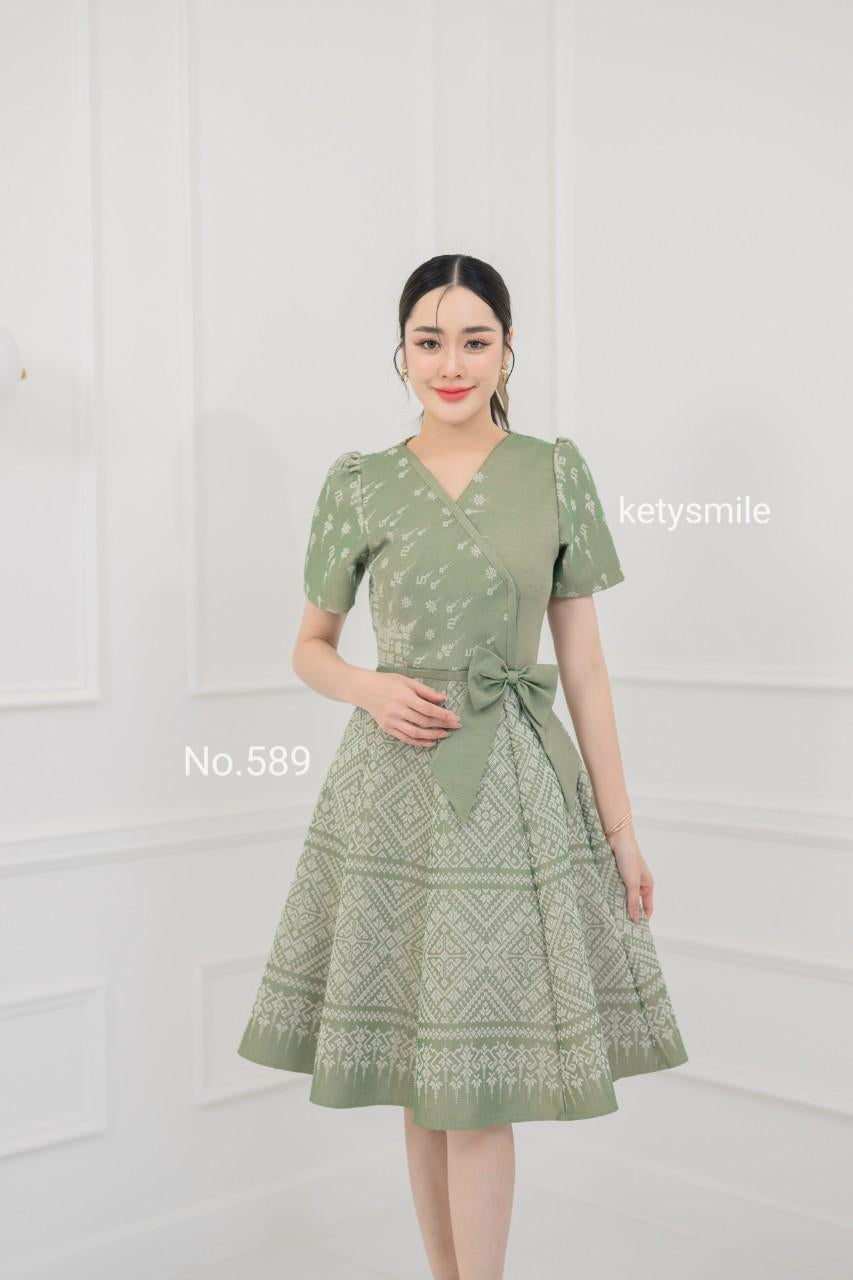 ชุดเดรสผ้าทอลายแต่งโบว์เอว กระโปรงบาน 8 ชิ้น อัดกาวทั้งชุด ทุกชิ้น ซิปซ่อนด้านหลัง สีเขียว