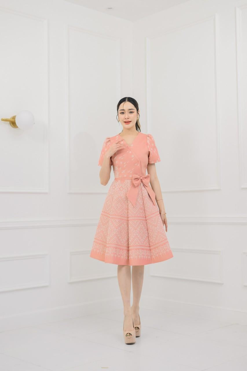 ชุดเดรสผ้าทอลายแต่งโบว์เอว กระโปรงบาน 8 ชิ้น อัดกาวทั้งชุด ทุกชิ้น ซิปซ่อนด้านหลัง สีโอรส