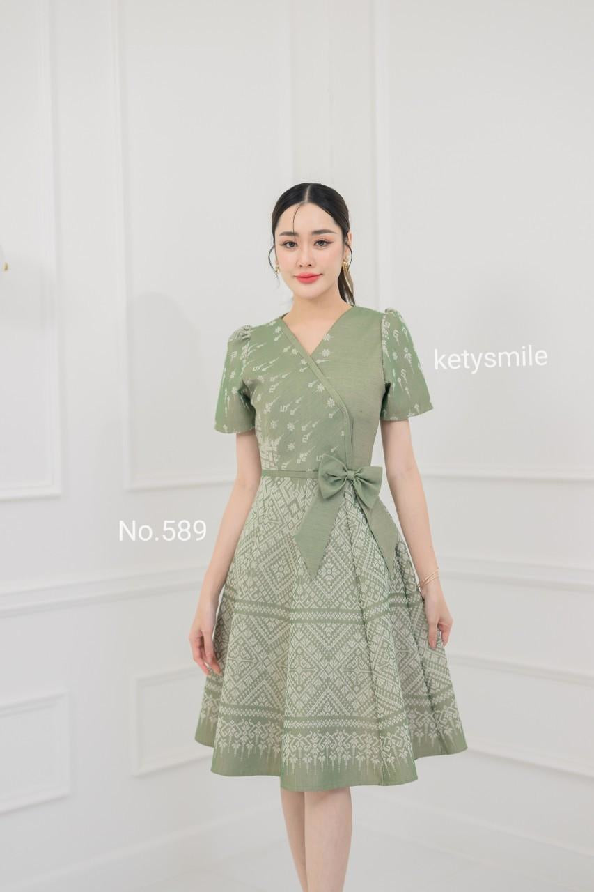 ชุดเดรสผ้าทอลายแต่งโบว์เอว กระโปรงบาน 8 ชิ้น อัดกาวทั้งชุด ทุกชิ้น ซิปซ่อนด้านหลัง สีเขียว