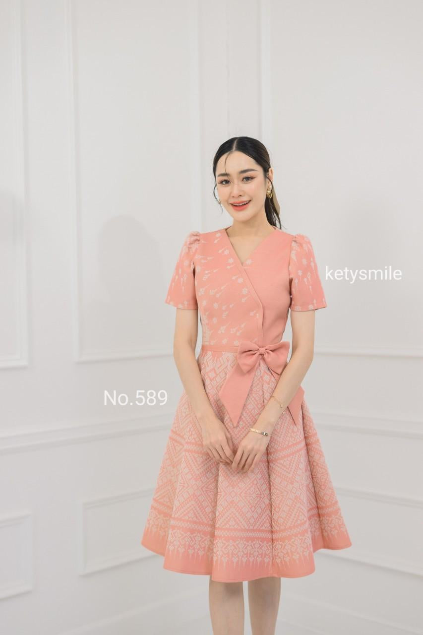 ชุดเดรสผ้าทอลายแต่งโบว์เอว กระโปรงบาน 8 ชิ้น อัดกาวทั้งชุด ทุกชิ้น ซิปซ่อนด้านหลัง สีโอรส