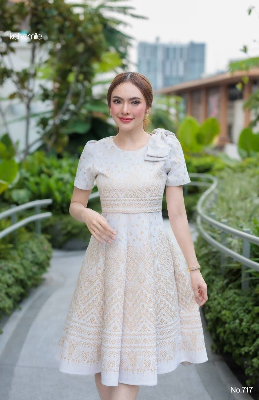 ชุดเดรสผ้าทอลาย ลายเทียนหยด ทรงเสื้อครอป แต่งโบว์ไหล่ กระโปรงบาน 8 ชิ้น อัดกาวทั้งชุด สีขาวงาช้าง