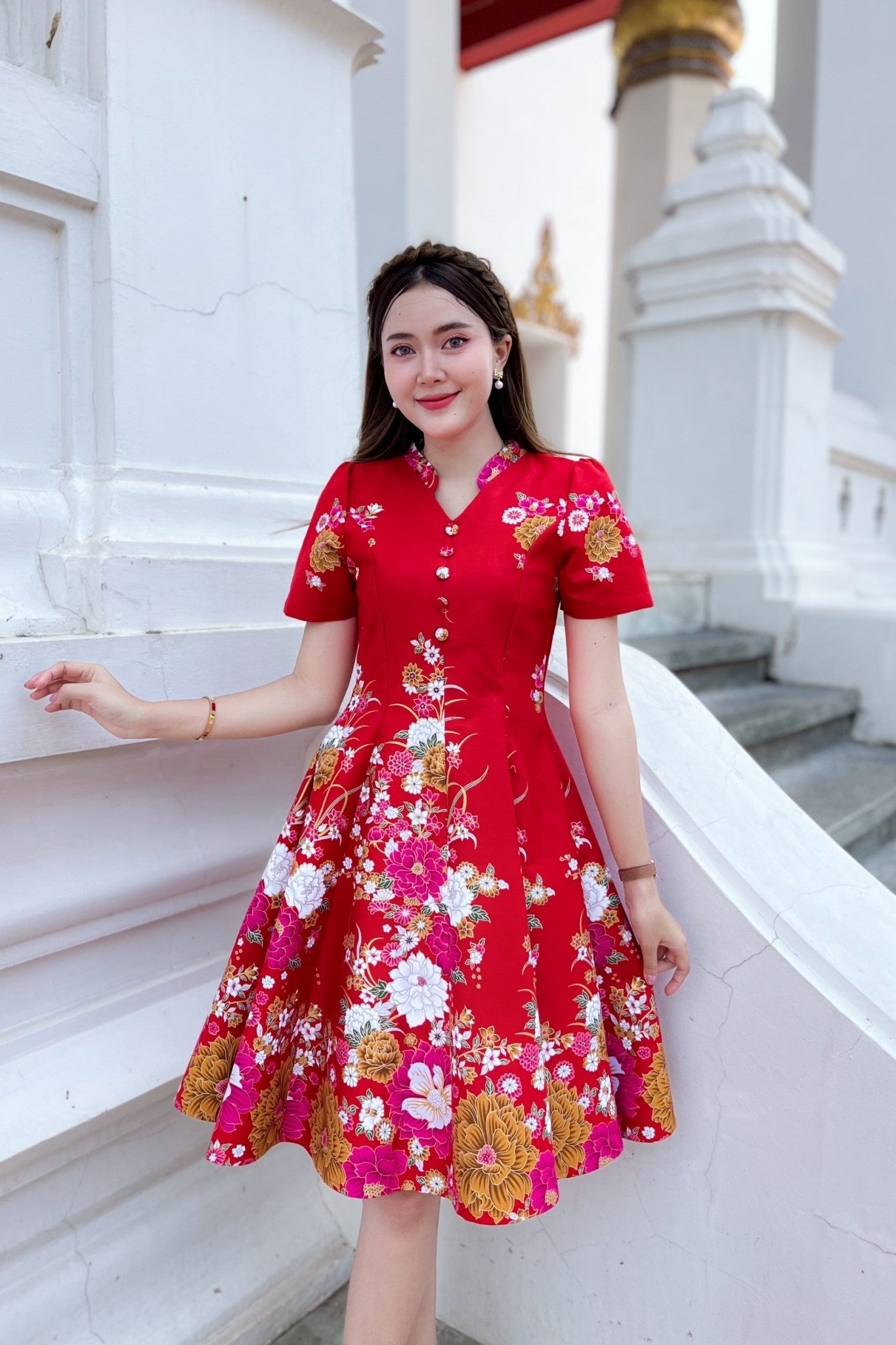 ชุดเดรสผ้าปาเต๊ะกิโมโน คอจีน แต่งกระดุมปั๊ม กระโปรงบาน 8 ชิ้น งานอัดกาว ทั้งชุด ทุกชิ้น ซิปซ่อนด้านหลัง สีแดง