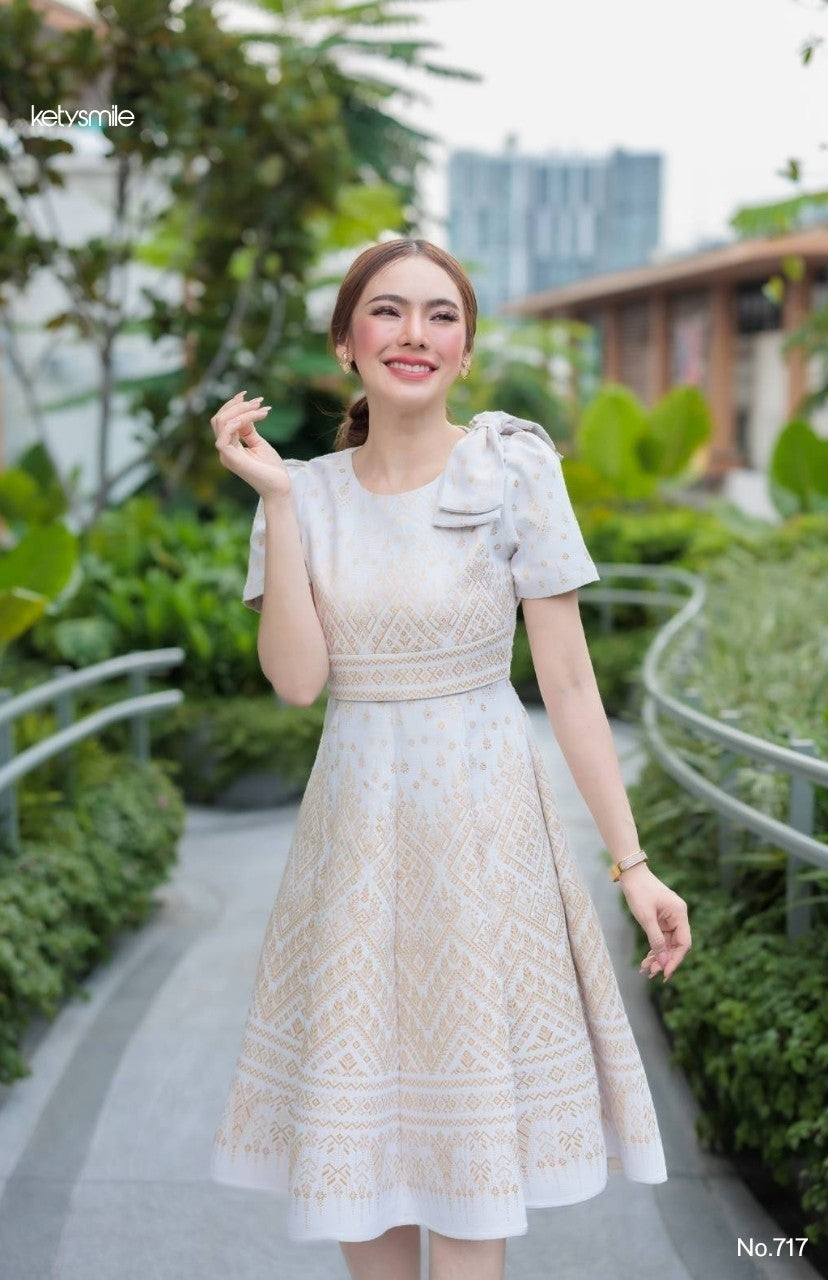 ชุดเดรสผ้าทอลาย ลายเทียนหยด ทรงเสื้อครอป แต่งโบว์ไหล่ กระโปรงบาน 8 ชิ้น อัดกาวทั้งชุด สีขาวงาช้าง