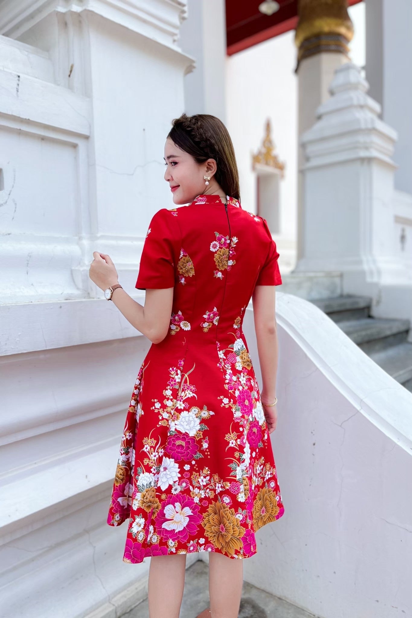 ชุดเดรสผ้าปาเต๊ะกิโมโน คอจีน แต่งกระดุมปั๊ม กระโปรงบาน 8 ชิ้น งานอัดกาว ทั้งชุด ทุกชิ้น ซิปซ่อนด้านหลัง สีแดง