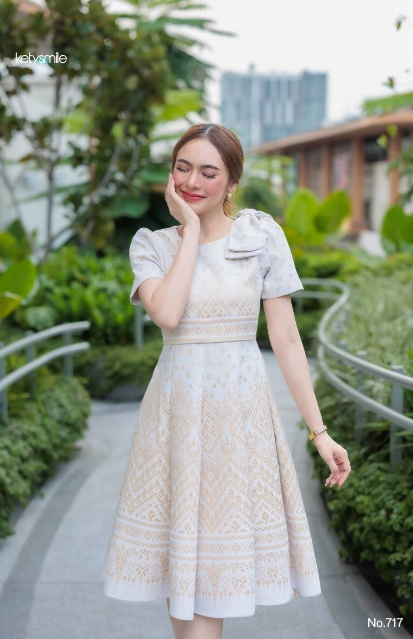 ชุดเดรสผ้าทอลาย ลายเทียนหยด ทรงเสื้อครอป แต่งโบว์ไหล่ กระโปรงบาน 8 ชิ้น อัดกาวทั้งชุด สีขาวงาช้าง