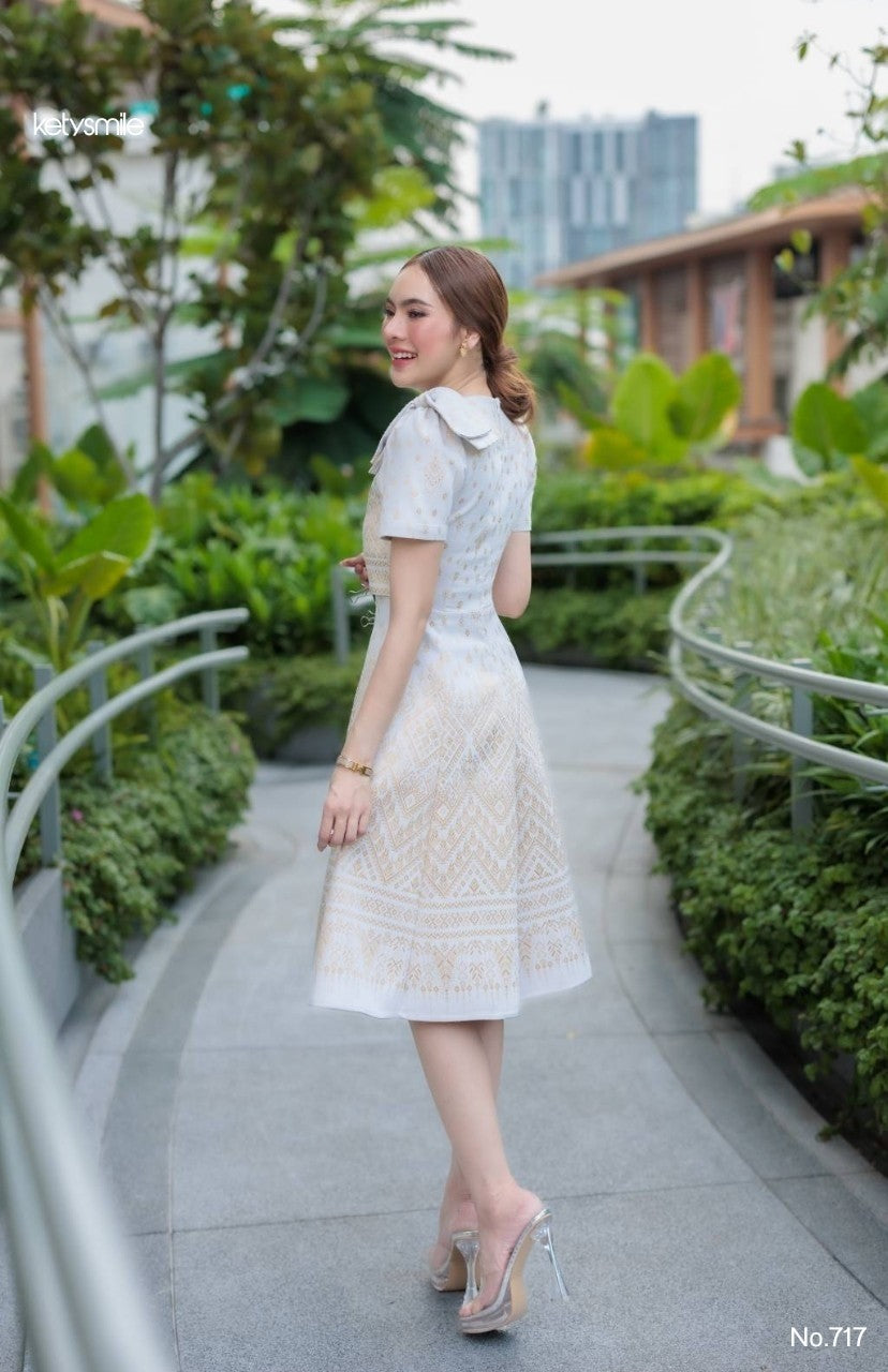 ชุดเดรสผ้าทอลาย ลายเทียนหยด ทรงเสื้อครอป แต่งโบว์ไหล่ กระโปรงบาน 8 ชิ้น อัดกาวทั้งชุด สีขาวงาช้าง