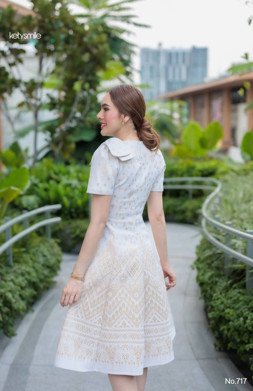 ชุดเดรสผ้าทอลาย ลายเทียนหยด ทรงเสื้อครอป แต่งโบว์ไหล่ กระโปรงบาน 8 ชิ้น อัดกาวทั้งชุด สีขาวงาช้าง