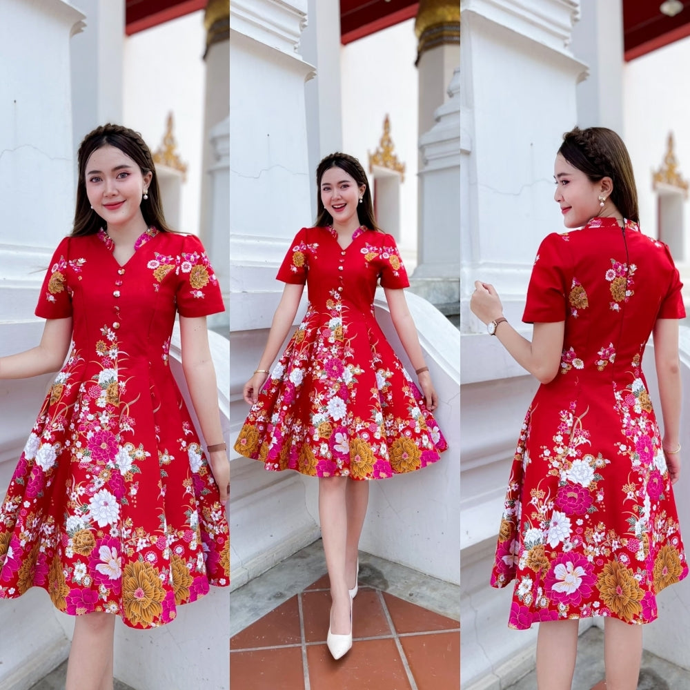 ชุดเดรสผ้าปาเต๊ะกิโมโน คอจีน แต่งกระดุมปั๊ม กระโปรงบาน 8 ชิ้น งานอัดกาว ทั้งชุด ทุกชิ้น ซิปซ่อนด้านหลัง สีแดง