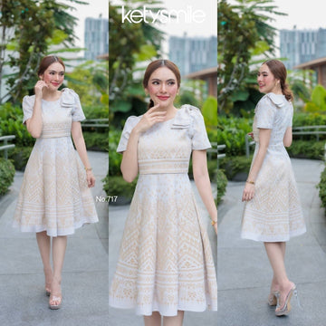 ชุดเดรสผ้าทอลาย ลายเทียนหยด ทรงเสื้อครอป แต่งโบว์ไหล่ กระโปรงบาน 8 ชิ้น อัดกาวทั้งชุด สีขาวงาช้าง