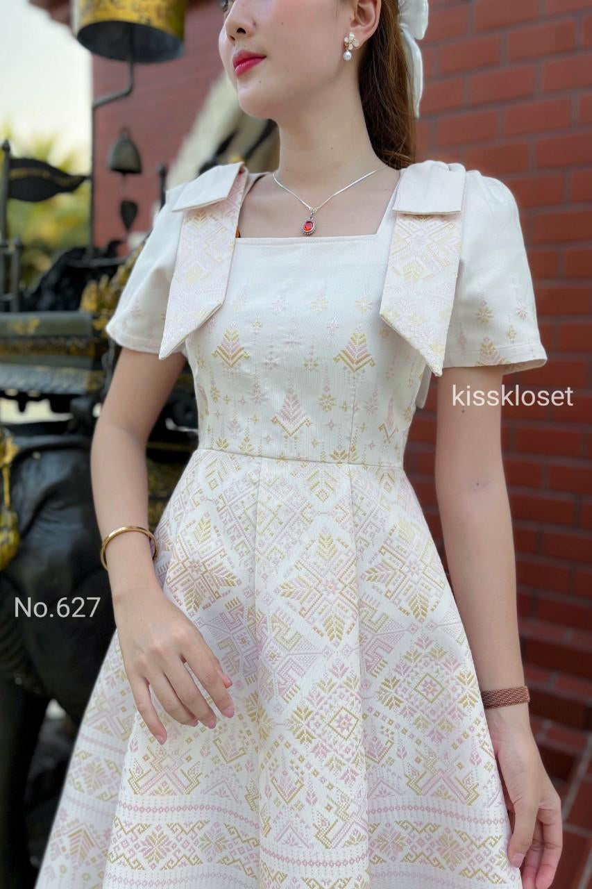 ชุดเดรสผ้าทอลาย ชมพูนูน คอเหลี่ยม แต่งโบว์ไหล่ กระโปรงบาน 8 ชิ้น อัดกาวทั้งชุด ทุกชิ้น ซิปซ่อนด้านหลัง สีขาวงาช้างแซมชมพู