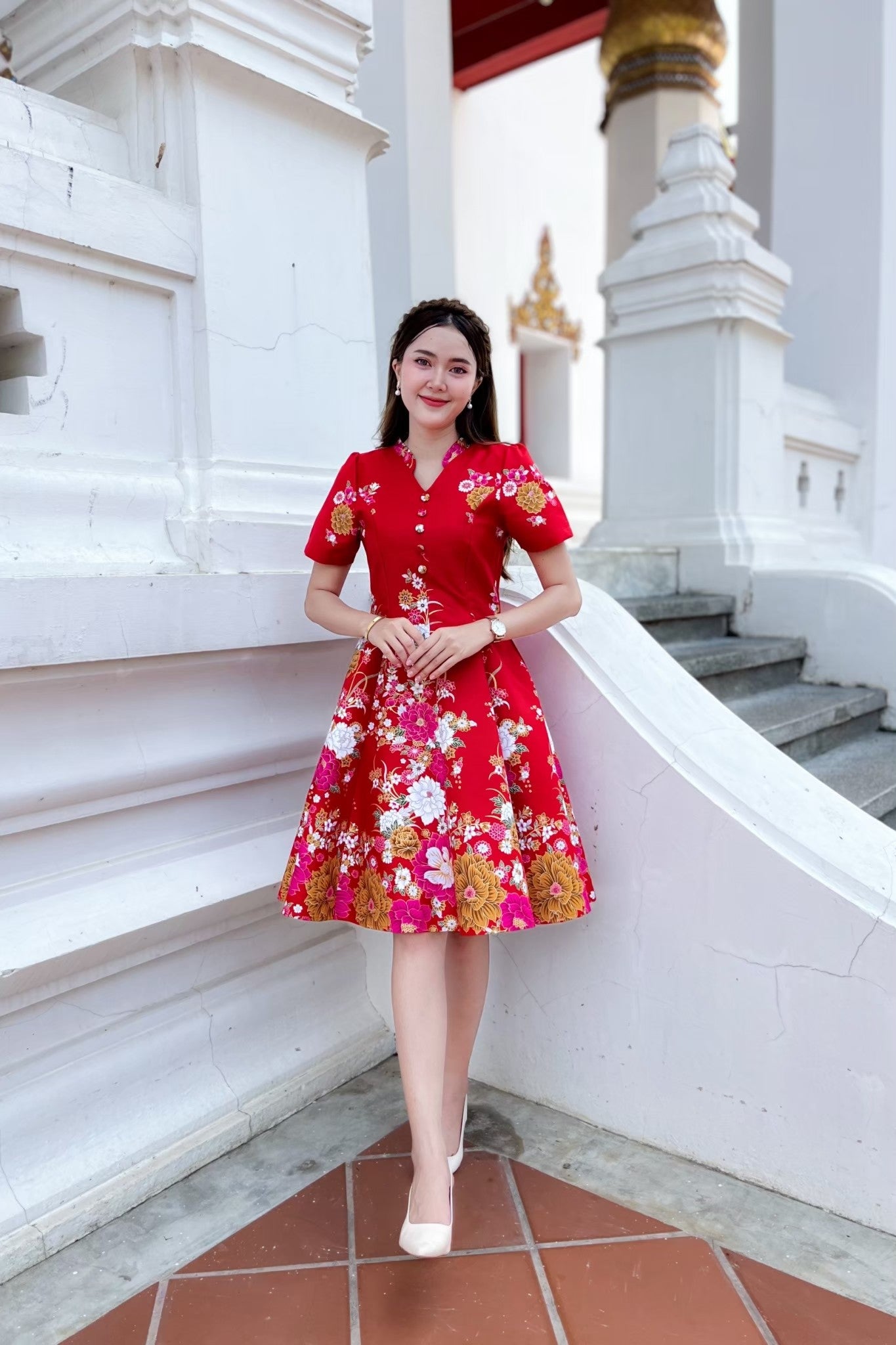 ชุดเดรสผ้าปาเต๊ะกิโมโน คอจีน แต่งกระดุมปั๊ม กระโปรงบาน 8 ชิ้น งานอัดกาว ทั้งชุด ทุกชิ้น ซิปซ่อนด้านหลัง สีแดง