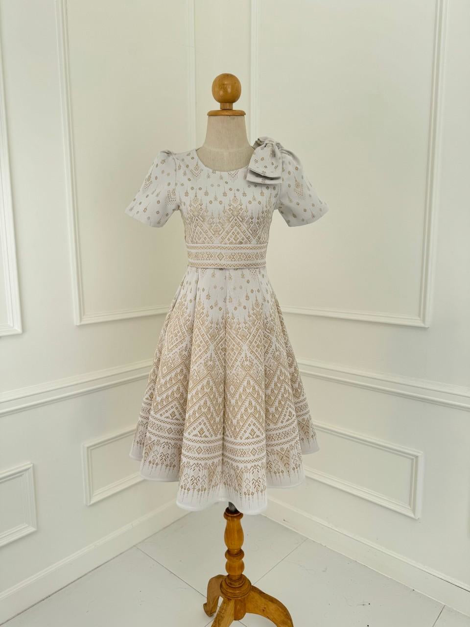 ชุดเดรสผ้าทอลาย ลายเทียนหยด ทรงเสื้อครอป แต่งโบว์ไหล่ กระโปรงบาน 8 ชิ้น อัดกาวทั้งชุด สีขาวงาช้าง