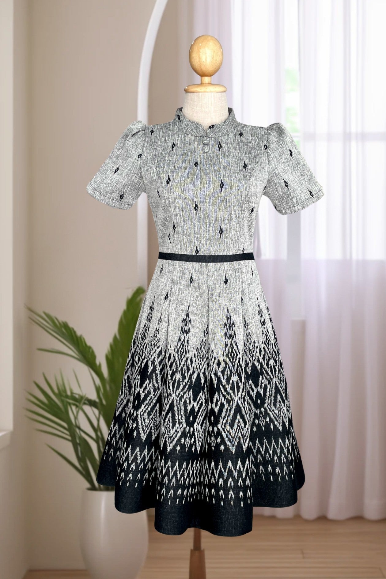 ชุดเดรสผ้าทอลาย คอปีน แต่งขอบเอว กระโปรงบาน 8 ชิ้น อัดกาวทั้งชุดชิ้น ซิปซ่อนด้านหลัง สีดำ