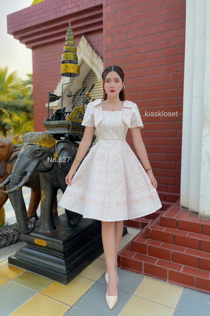 ชุดเดรสผ้าทอลาย ชมพูนูน คอเหลี่ยม แต่งโบว์ไหล่ กระโปรงบาน 8 ชิ้น อัดกาวทั้งชุด ทุกชิ้น ซิปซ่อนด้านหลัง สีขาวงาช้างแซมชมพู