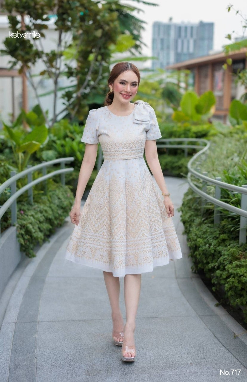 ชุดเดรสผ้าทอลาย ลายเทียนหยด ทรงเสื้อครอป แต่งโบว์ไหล่ กระโปรงบาน 8 ชิ้น อัดกาวทั้งชุด สีขาวงาช้าง