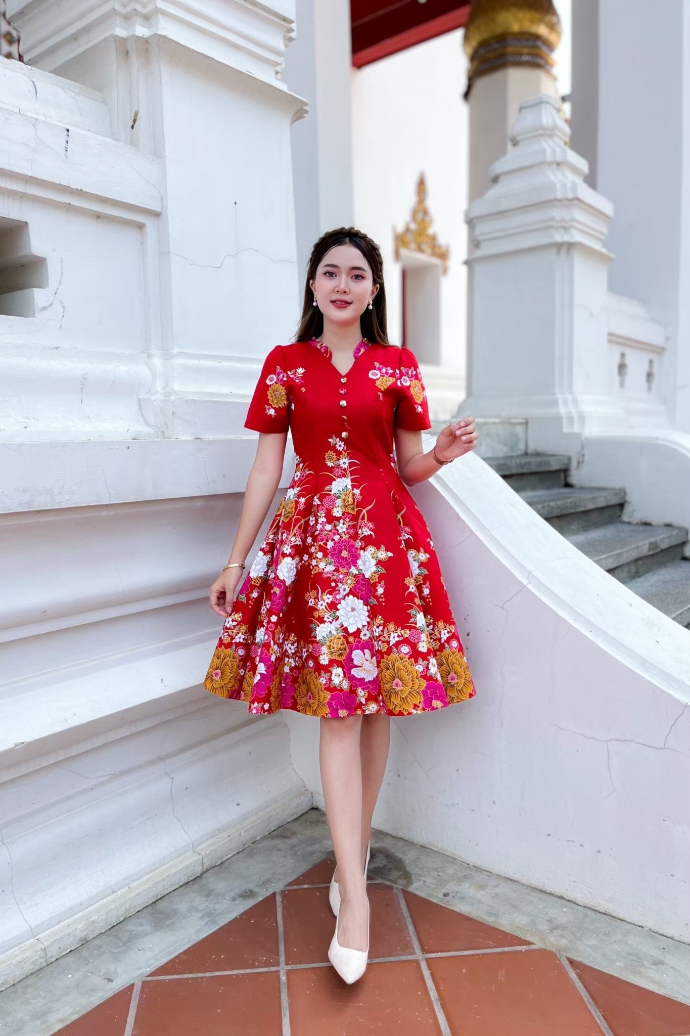 ชุดเดรสผ้าปาเต๊ะกิโมโน คอจีน แต่งกระดุมปั๊ม กระโปรงบาน 8 ชิ้น งานอัดกาว ทั้งชุด ทุกชิ้น ซิปซ่อนด้านหลัง สีแดง