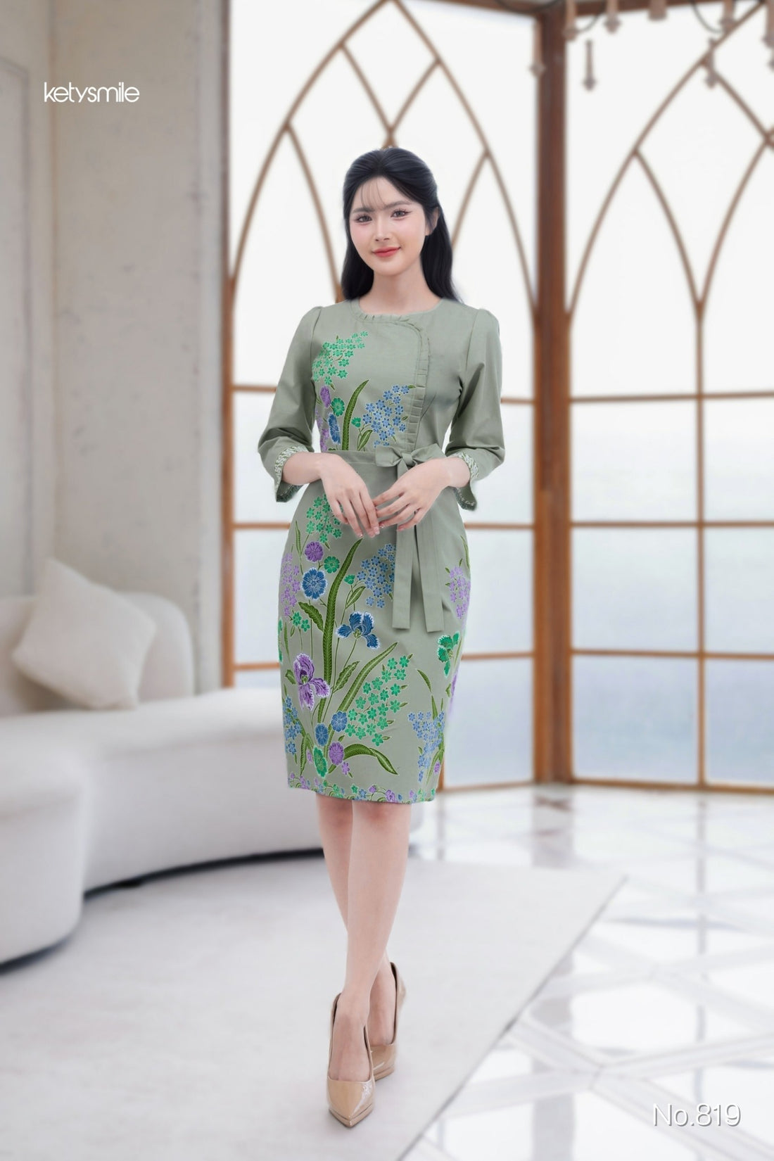 ชุดเดรสผ้าปาเต๊ะลายดอกกล้วยไม้ แขนศอกระบายอก แต่งโบว์ งานอัดกาวทั้งชุด ทุกชิ้น ซิปซ่อนด้านหลัง สีเขียว