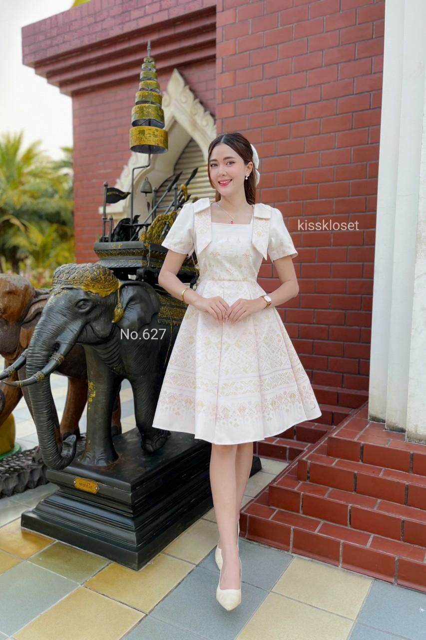 ชุดเดรสผ้าทอลาย ชมพูนูน คอเหลี่ยม แต่งโบว์ไหล่ กระโปรงบาน 8 ชิ้น อัดกาวทั้งชุด ทุกชิ้น ซิปซ่อนด้านหลัง สีขาวงาช้างแซมชมพู