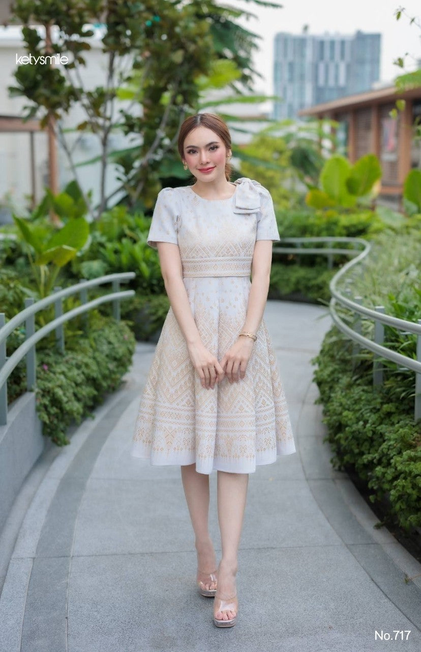 ชุดเดรสผ้าทอลาย ลายเทียนหยด ทรงเสื้อครอป แต่งโบว์ไหล่ กระโปรงบาน 8 ชิ้น อัดกาวทั้งชุด สีขาวงาช้าง