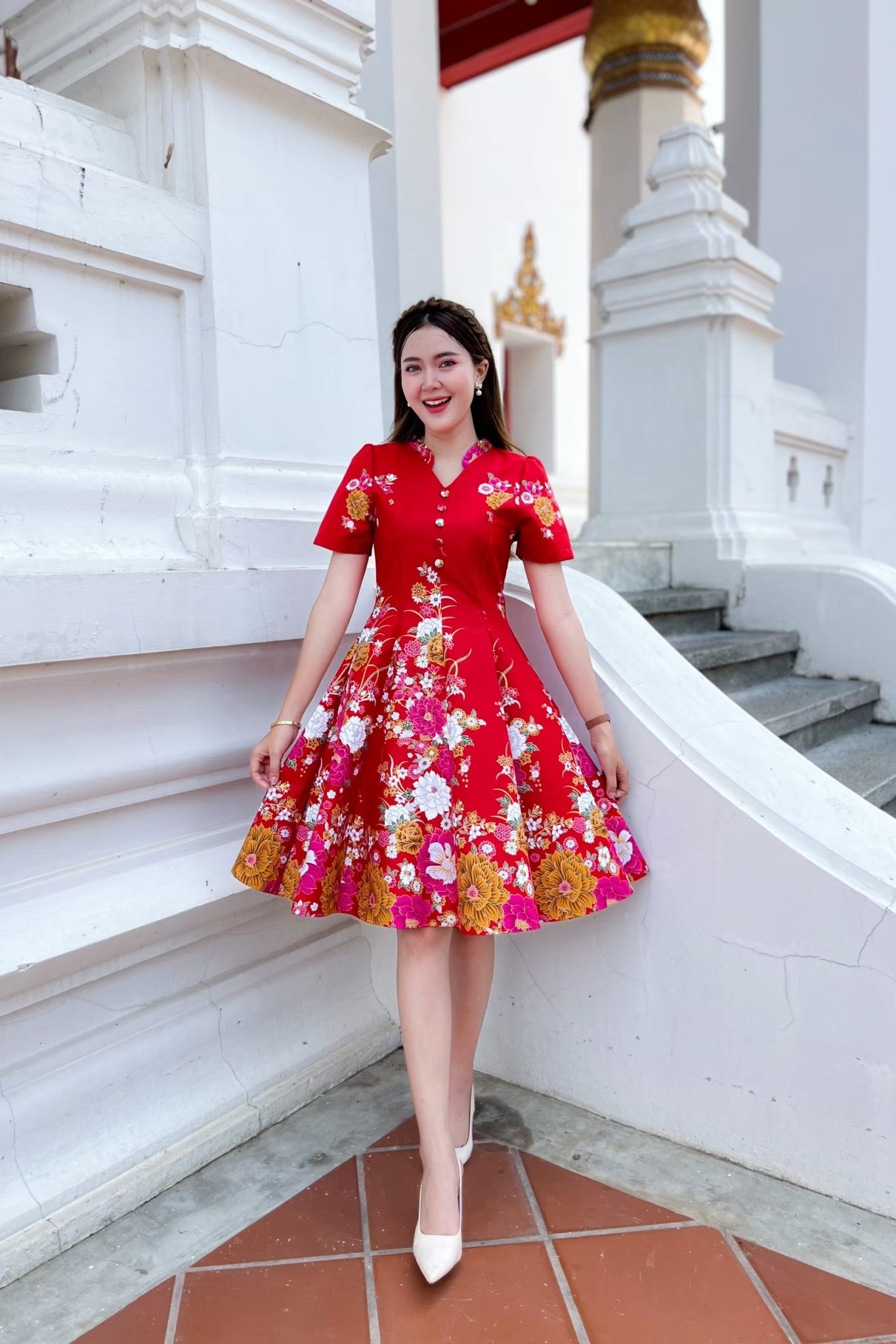 ชุดเดรสผ้าปาเต๊ะกิโมโน คอจีน แต่งกระดุมปั๊ม กระโปรงบาน 8 ชิ้น งานอัดกาว ทั้งชุด ทุกชิ้น ซิปซ่อนด้านหลัง สีแดง