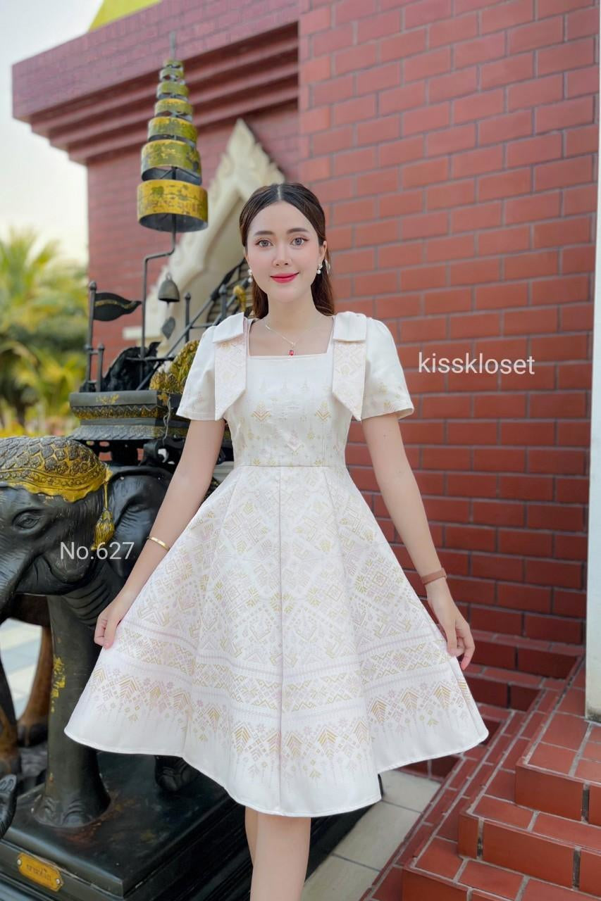 ชุดเดรสผ้าทอลาย ชมพูนูน คอเหลี่ยม แต่งโบว์ไหล่ กระโปรงบาน 8 ชิ้น อัดกาวทั้งชุด ทุกชิ้น ซิปซ่อนด้านหลัง สีขาวงาช้างแซมชมพู