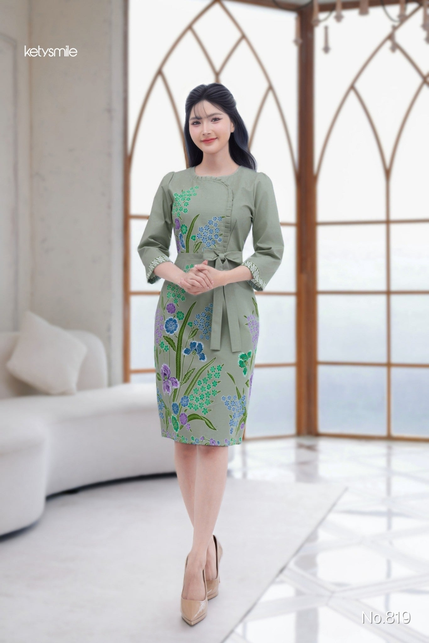 ชุดเดรสผ้าปาเต๊ะลายดอกกล้วยไม้ แขนศอกระบายอก แต่งโบว์ งานอัดกาวทั้งชุด ทุกชิ้น ซิปซ่อนด้านหลัง สีเขียว
