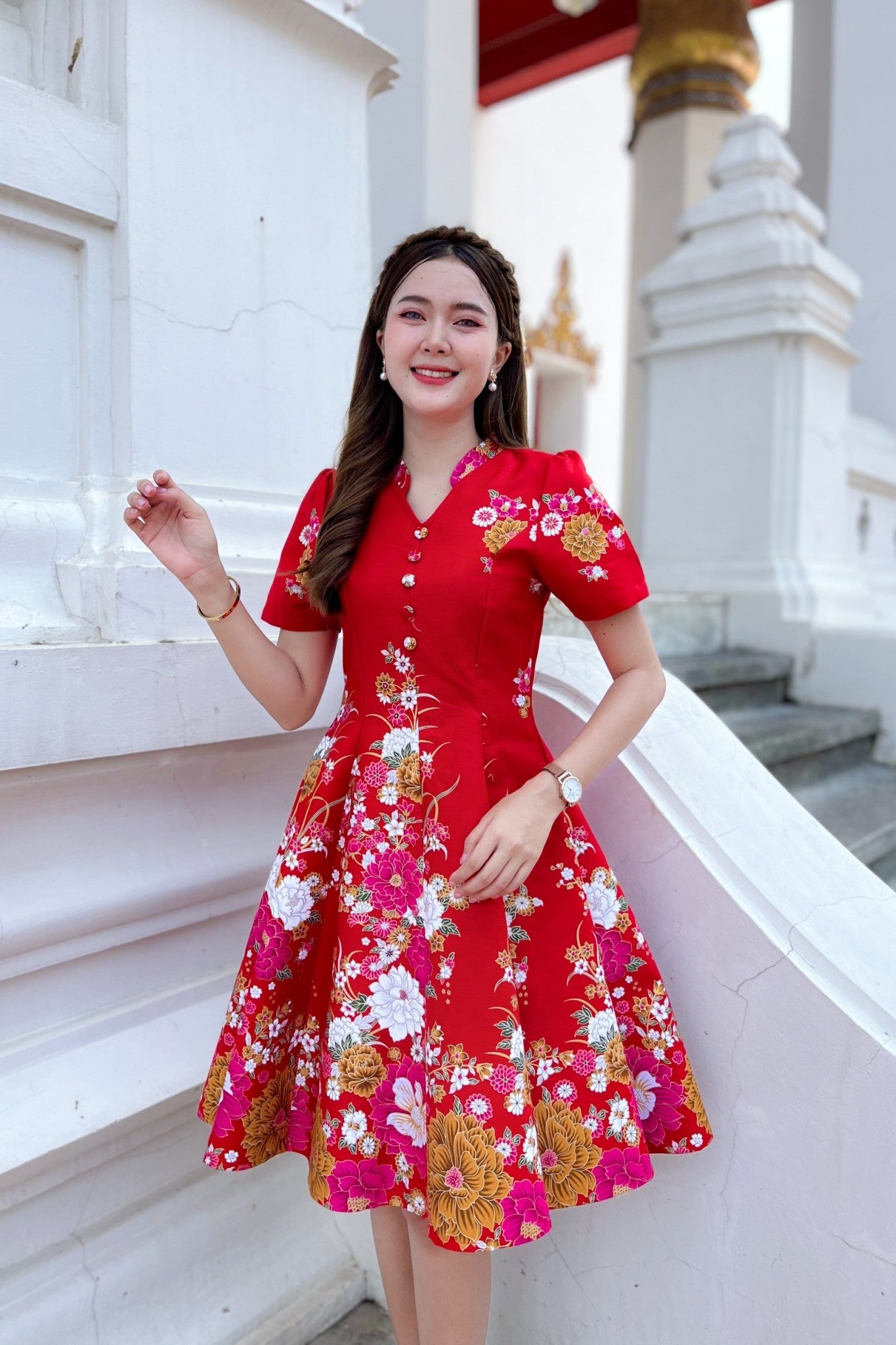 ชุดเดรสผ้าปาเต๊ะกิโมโน คอจีน แต่งกระดุมปั๊ม กระโปรงบาน 8 ชิ้น งานอัดกาว ทั้งชุด ทุกชิ้น ซิปซ่อนด้านหลัง สีแดง