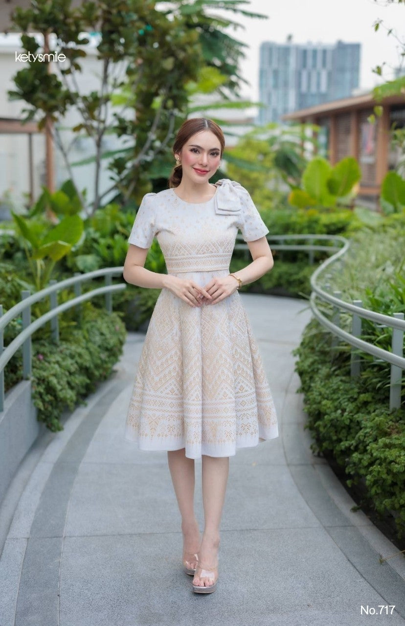 ชุดเดรสผ้าทอลาย ลายเทียนหยด ทรงเสื้อครอป แต่งโบว์ไหล่ กระโปรงบาน 8 ชิ้น อัดกาวทั้งชุด สีขาวงาช้าง