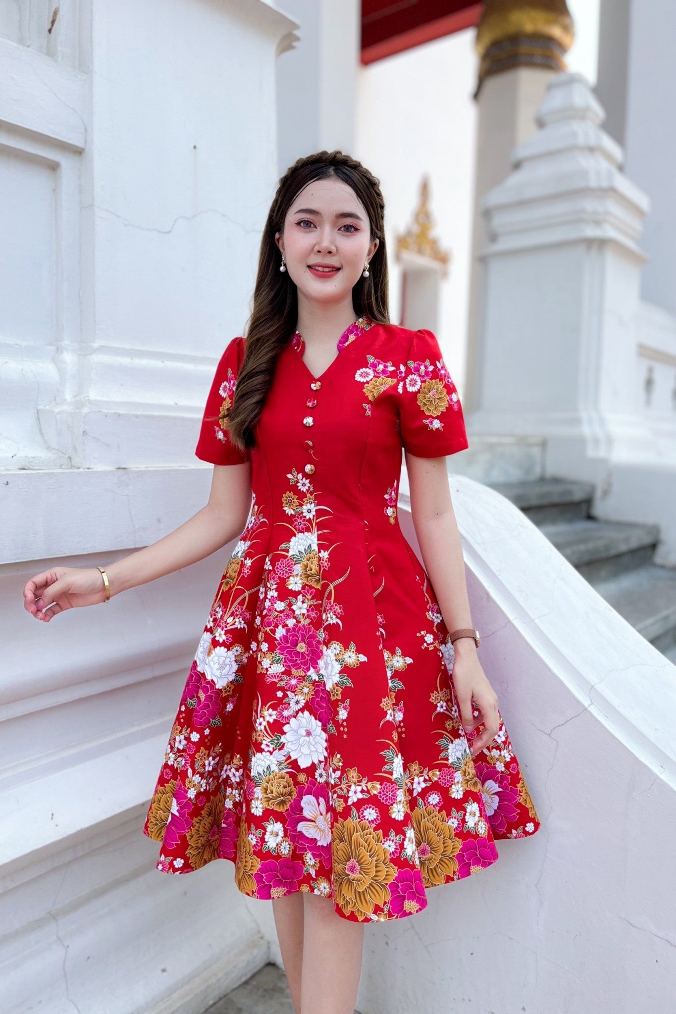 ชุดเดรสผ้าปาเต๊ะกิโมโน คอจีน แต่งกระดุมปั๊ม กระโปรงบาน 8 ชิ้น งานอัดกาว ทั้งชุด ทุกชิ้น ซิปซ่อนด้านหลัง สีแดง