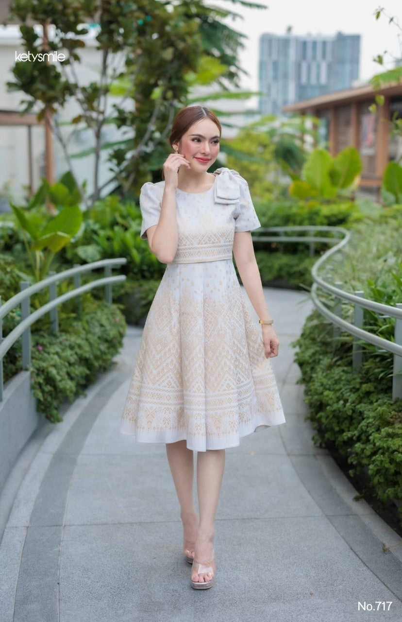 ชุดเดรสผ้าทอลาย ลายเทียนหยด ทรงเสื้อครอป แต่งโบว์ไหล่ กระโปรงบาน 8 ชิ้น อัดกาวทั้งชุด สีขาวงาช้าง