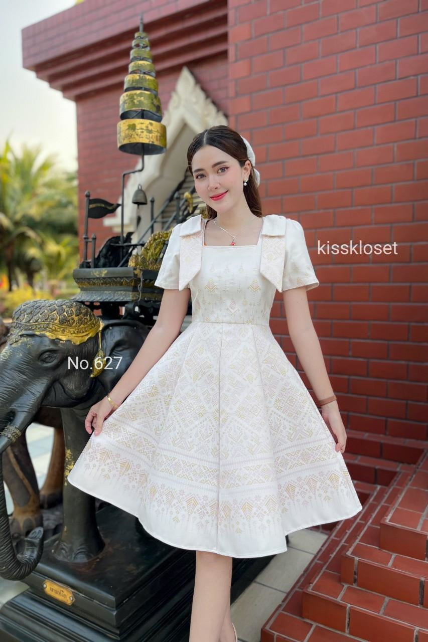 ชุดเดรสผ้าทอลาย ชมพูนูน คอเหลี่ยม แต่งโบว์ไหล่ กระโปรงบาน 8 ชิ้น อัดกาวทั้งชุด ทุกชิ้น ซิปซ่อนด้านหลัง สีขาวงาช้างแซมชมพู