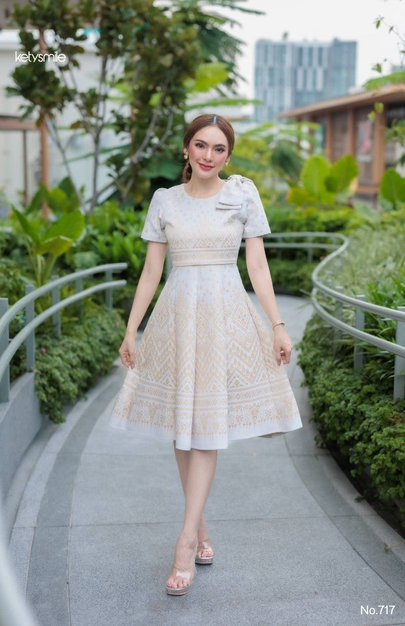 ชุดเดรสผ้าทอลาย ลายเทียนหยด ทรงเสื้อครอป แต่งโบว์ไหล่ กระโปรงบาน 8 ชิ้น อัดกาวทั้งชุด สีขาวงาช้าง