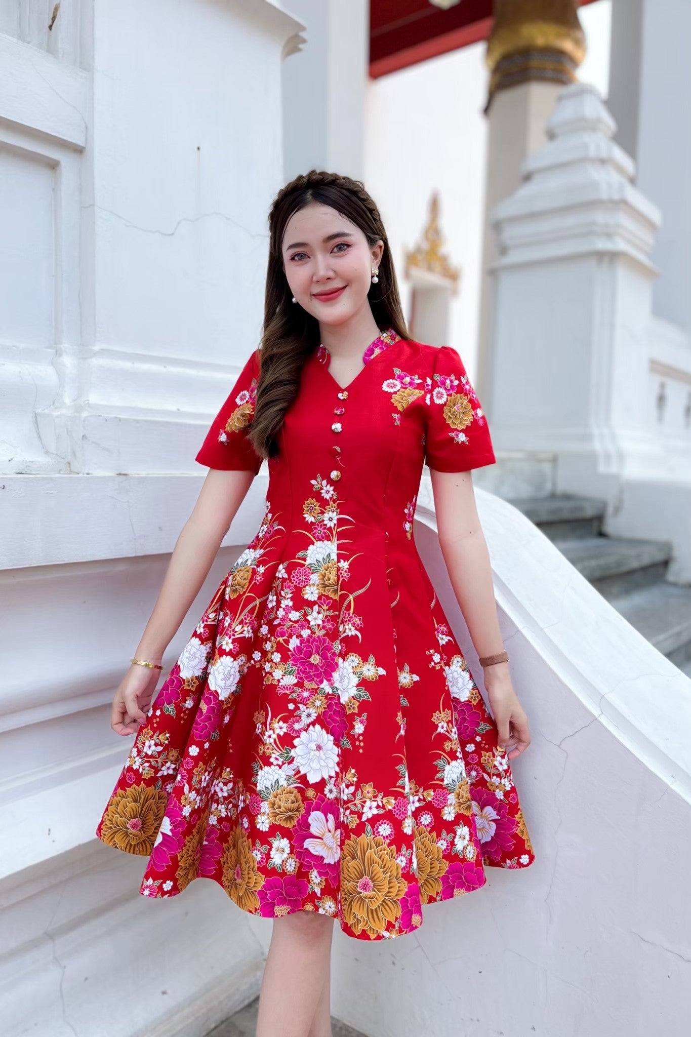 ชุดเดรสผ้าปาเต๊ะกิโมโน คอจีน แต่งกระดุมปั๊ม กระโปรงบาน 8 ชิ้น งานอัดกาว ทั้งชุด ทุกชิ้น ซิปซ่อนด้านหลัง สีแดง