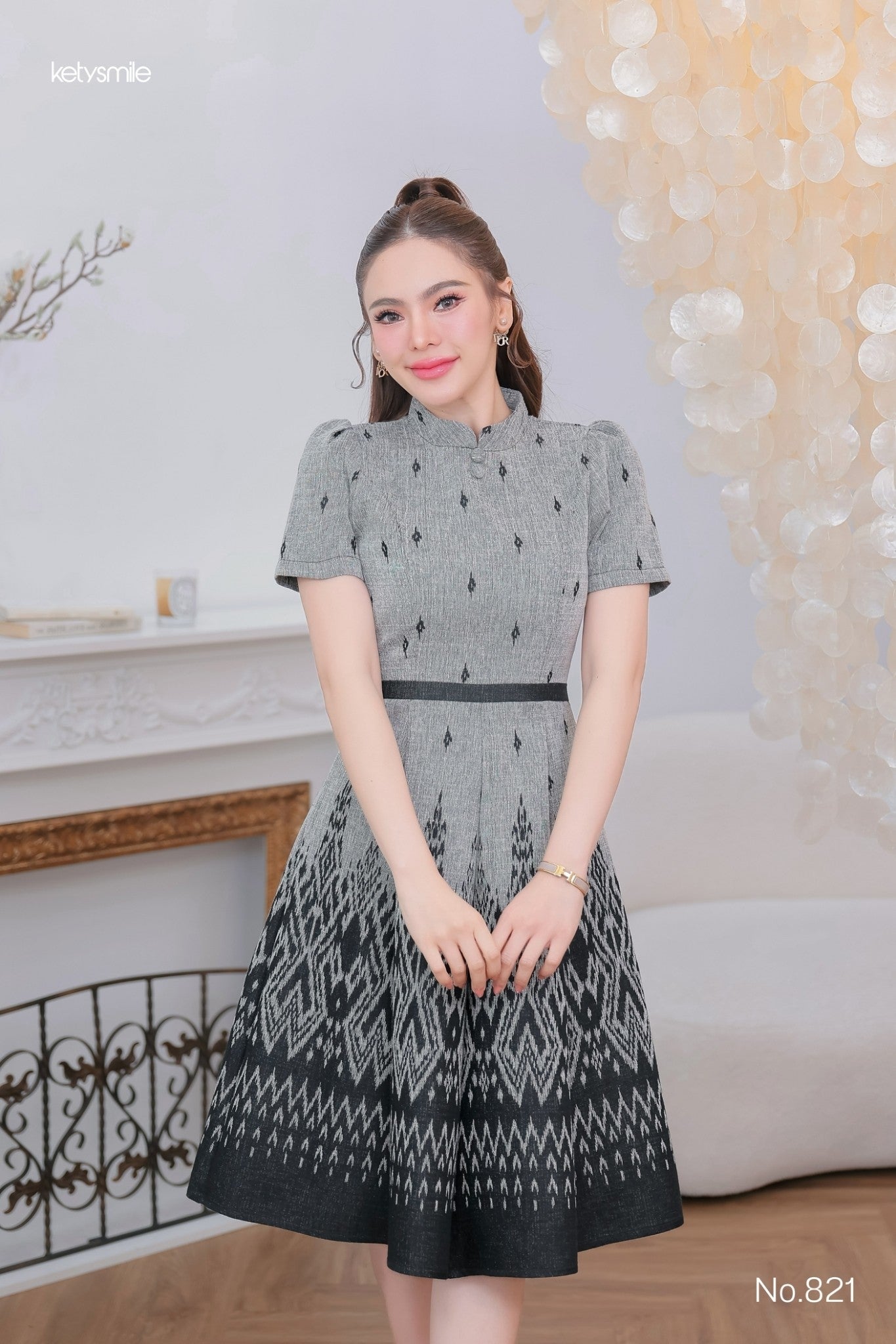 ชุดเดรสผ้าทอลาย คอปีน แต่งขอบเอว กระโปรงบาน 8 ชิ้น อัดกาวทั้งชุดชิ้น ซิปซ่อนด้านหลัง สีดำ