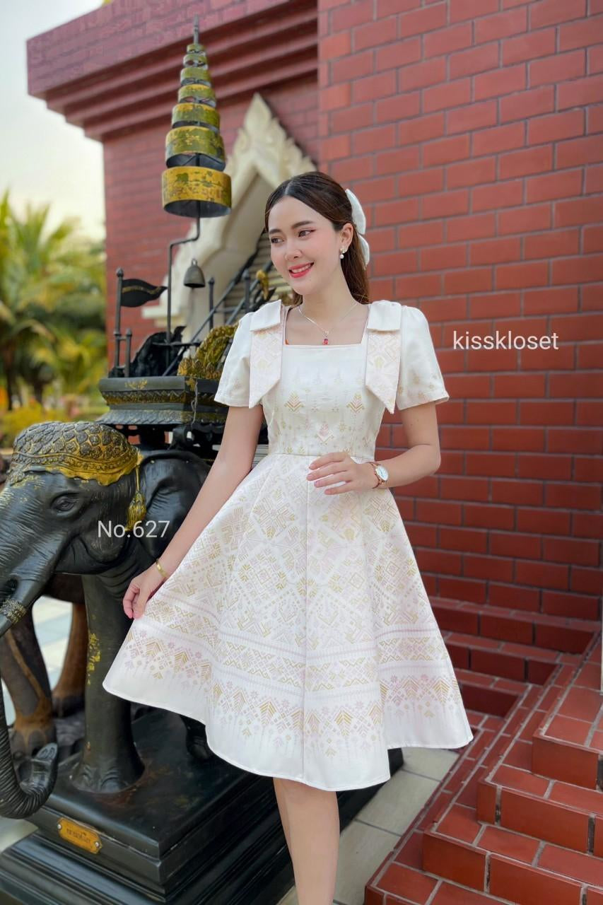 ชุดเดรสผ้าทอลาย ชมพูนูน คอเหลี่ยม แต่งโบว์ไหล่ กระโปรงบาน 8 ชิ้น อัดกาวทั้งชุด ทุกชิ้น ซิปซ่อนด้านหลัง สีขาวงาช้างแซมชมพู